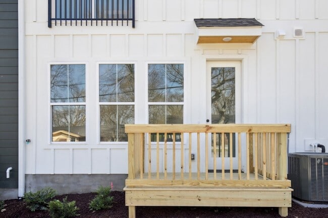 Building Photo - 908 Anderson Ln