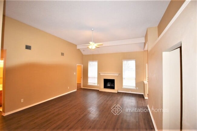 Building Photo - 813 Raintree Ln