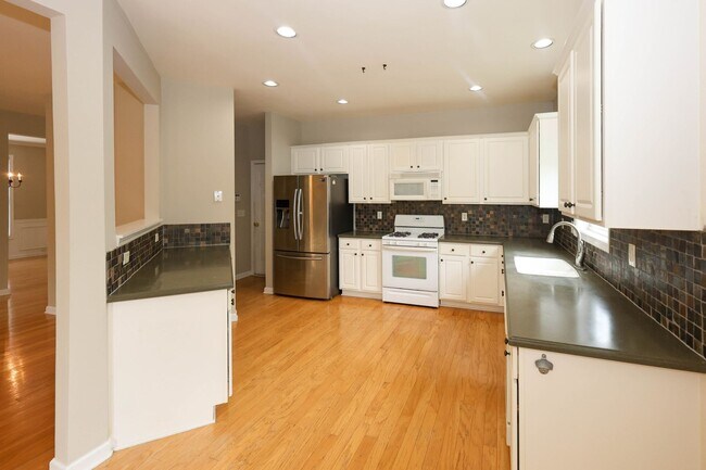 Building Photo - 2895 Haynes Club Cir SW