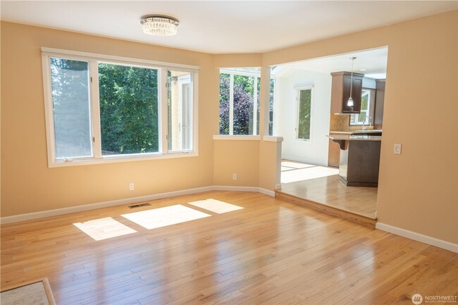 Building Photo - 4B/2.5Ba Bellevue House