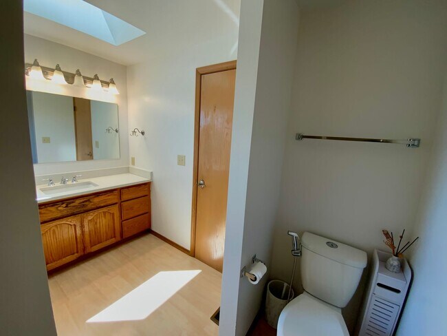 Building Photo - Stunning 4 Bedroom/2.5 bath- Move-In Ready Home with Private Backyard