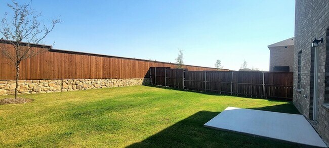 Building Photo - 14115 Donahue St