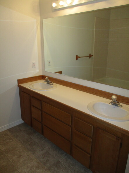 Master Bath double sink - 2521 E Apricot Dr