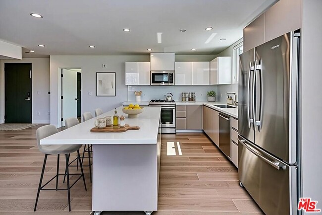 Building Photo - 328 N Maple Dr