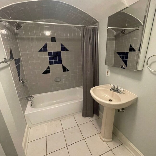 Building Photo - Logan/Shaw - Spacious 3 Bedroom, Two Bath Apartment