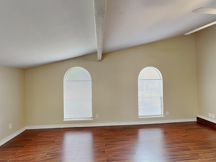 Building Photo - 1517 Camelia Dr