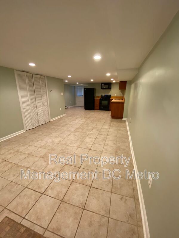 Building Photo - 813 10th St NE