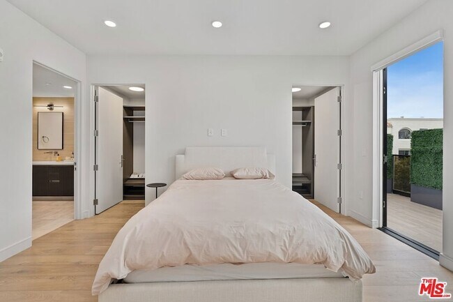 Building Photo - 505 S Barrington Ave