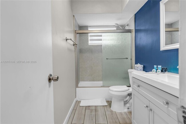 Building Photo - 10006 E Bay Harbor Dr