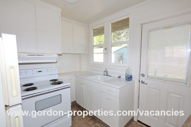 Building Photo - SE Arista Dr - Single level 1 bedroom apartment with den/office in the heart of Oak Grove