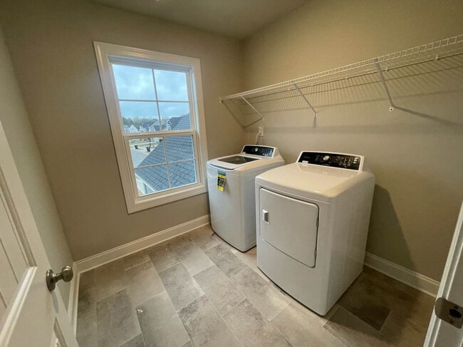 Building Photo - Room in House on Hanover Ct