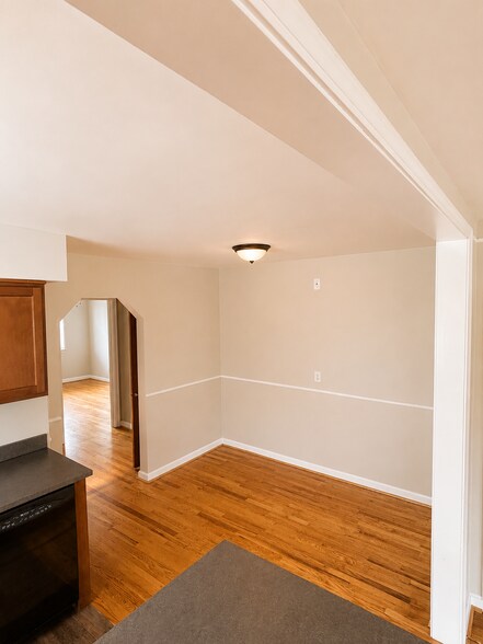 Building Photo - 637 Maple Dr