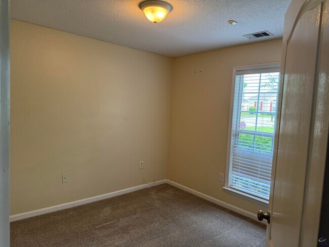 Building Photo - 109 Candy Ln