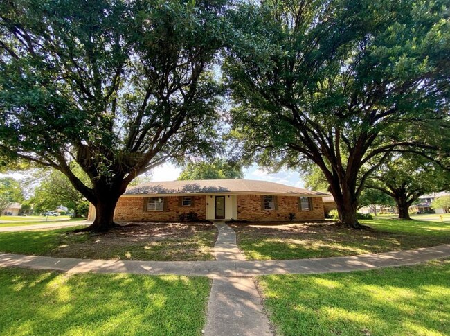 Primary Photo - Move-in Ready 3 bed/ 2 bath home in Town S...
