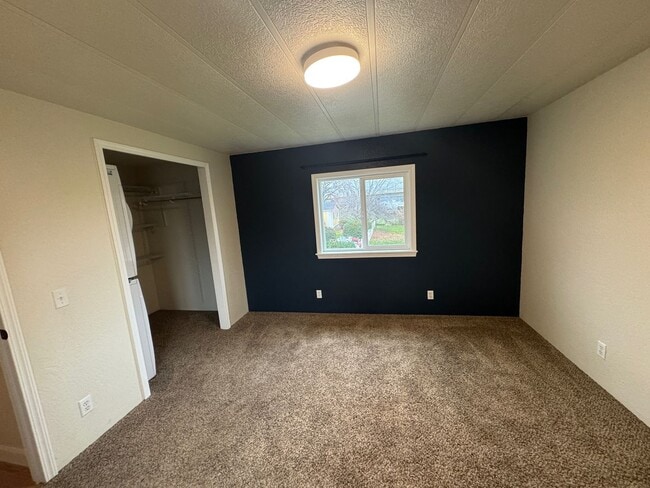 Building Photo - 2 Bedroom 2 Bath