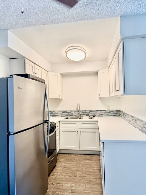 Building Photo - 1595 E Chevy Chase Dr