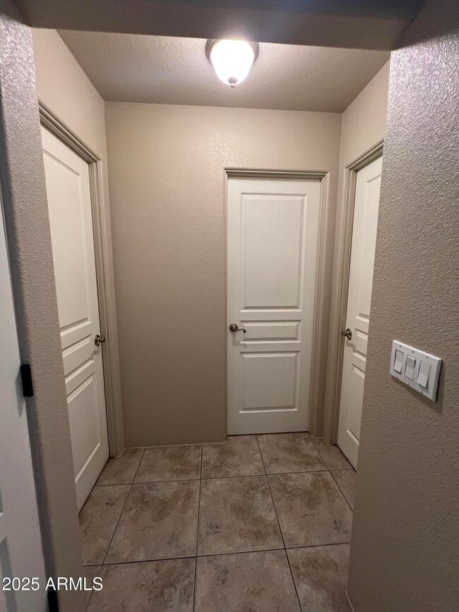 Building Photo - 1225 E Elm St