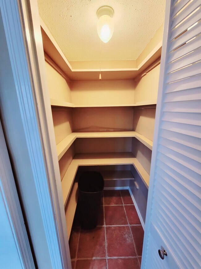 Building Photo - 517 Saddlewood Ln