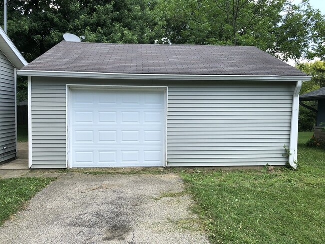 Building Photo - Danville - 3 Bedrooms, Large Yard and Garage!