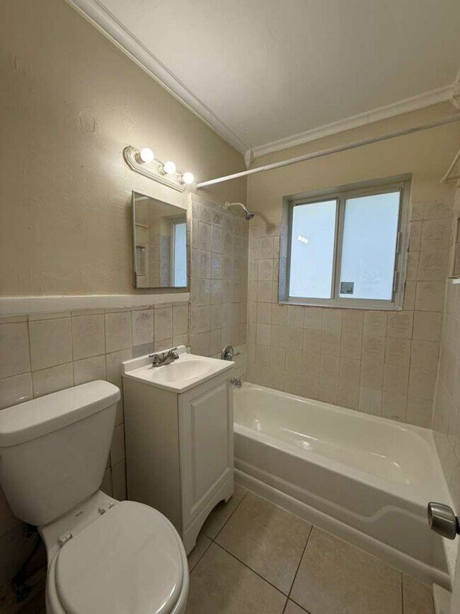 Building Photo - Large 4-1 house