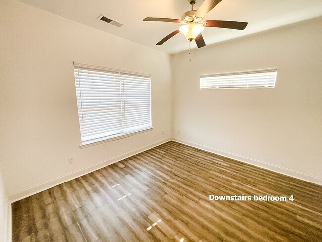 Building Photo - Pet Friendly End Unit Townhome