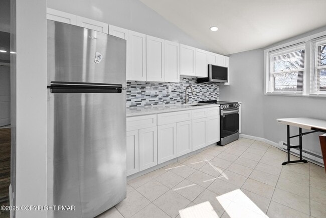 Building Photo - 202 Palomino Pl
