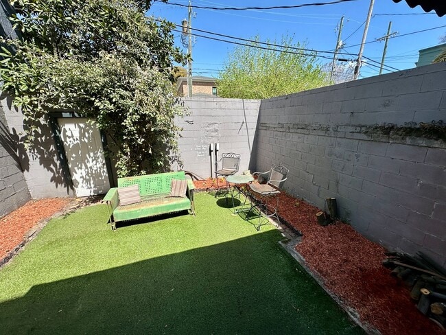 Building Photo - 3 BED | 2.5 BATH | OFF STREET PARKING | PRIVATE BACKYARD | HISTORIC DISTRICT