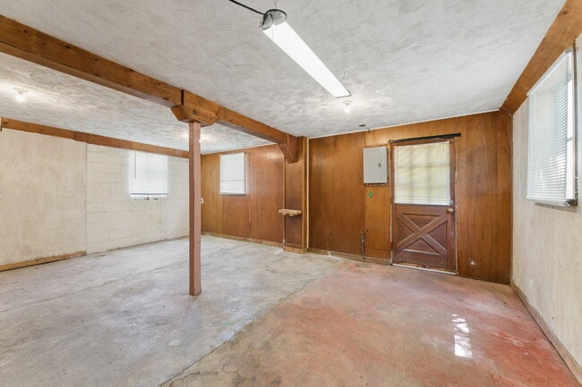 Building Photo - Welcome home to this stunning, light-filled rental that truly has it all! Featuring huge living s...