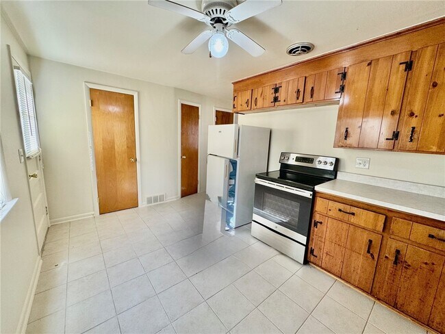 Building Photo - 16 Summit St