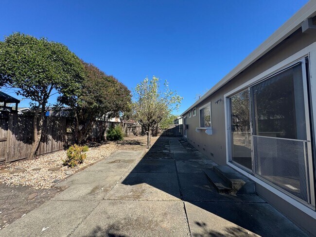 Building Photo - Bright 4 Bedroom 2 Full Bathroom Home with 2 Car Garage!