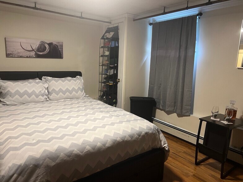 Main bedroom - 265 Faneuil St