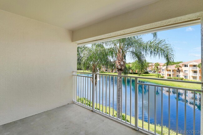 Building Photo - 121 SW Palm Dr