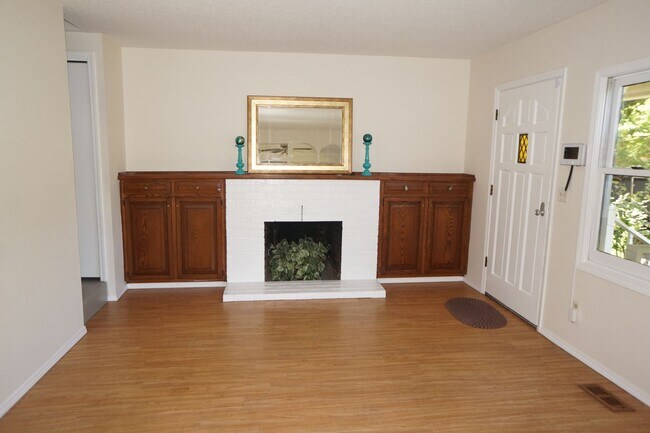 Building Photo - NE Portland 3 bedroom Rose City Park