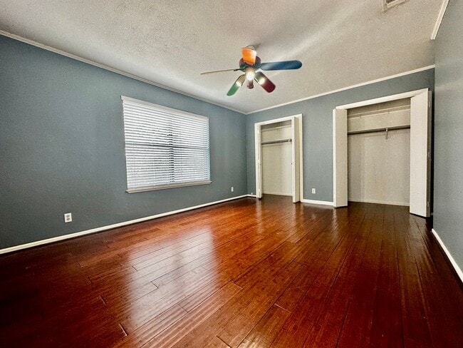 Building Photo - Spacious 3/2 With Office