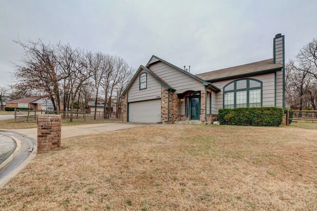 Building Photo - West Tulsa Gem! 3 Bed 2.5 Bath