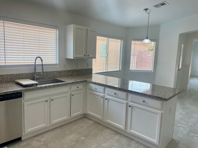 Building Photo - Fully Remodeled 3 bedroom Stallion Mountai...
