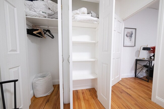 Building Photo - 305 E 95th St