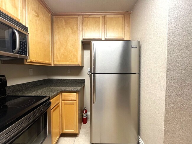 Building Photo - 2 bed, 2 bath located in Corona, CA!