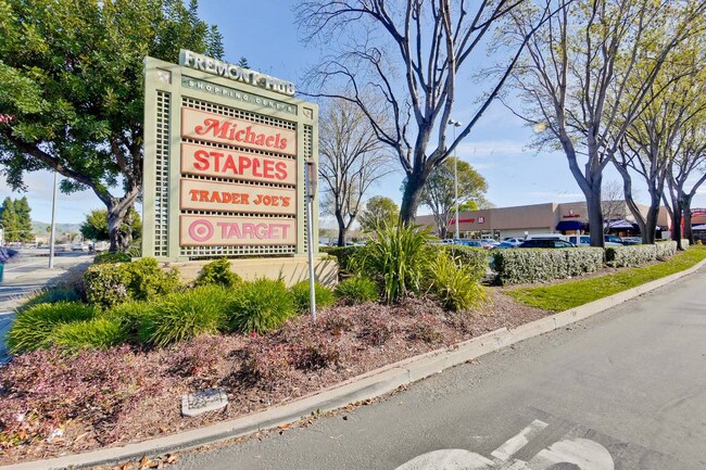 Building Photo - 39581 Ross Common