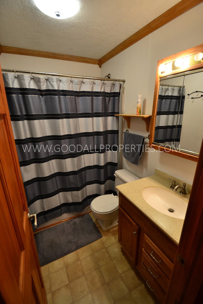 Building Photo - 3 Bedroom 2 bath Ranch home in Urbandale with a fenced in yard