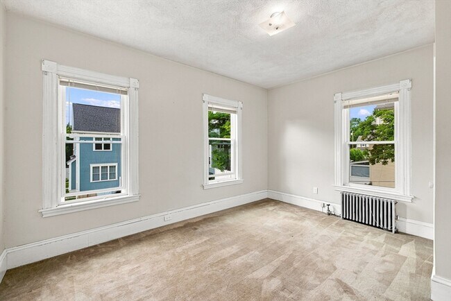 Building Photo - 16 Lochwan St