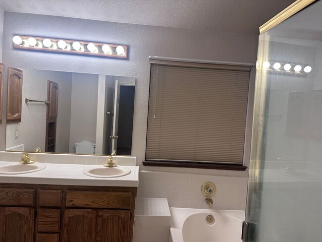 Building Photo - ADORABLE, adorable, ADORABLE!  3/2.5 Bath ...