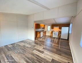 Building Photo - For Rent: Updated 2 Bedroom, 1 Bath Townho...