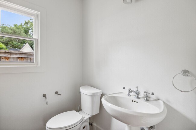 Building Photo - CHARMING 3-BEDROOM IN THE HEART OF ALAMO HEIGHTS