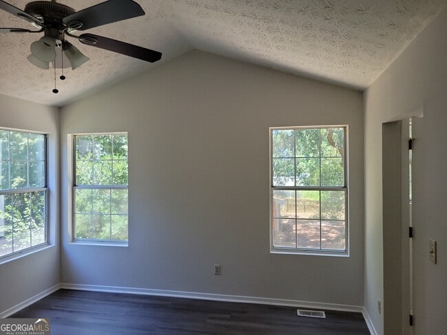 Building Photo - 3111 Linden Dr
