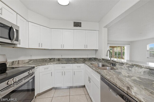 Building Photo - 9570 Crescent Garden Dr