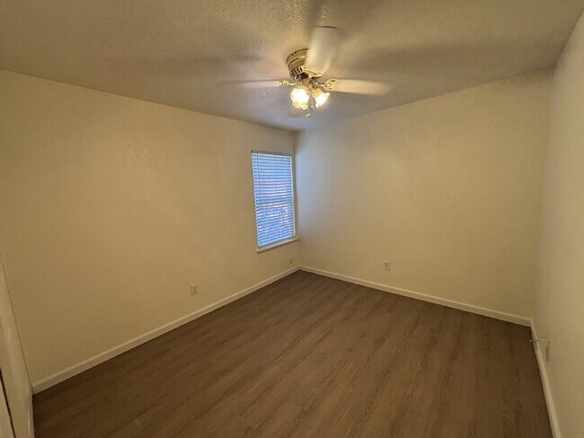 Building Photo - Charming 3 Bed / 2 Bath Home on a Quiet Cul-de-Sac with Spacious Backyard!