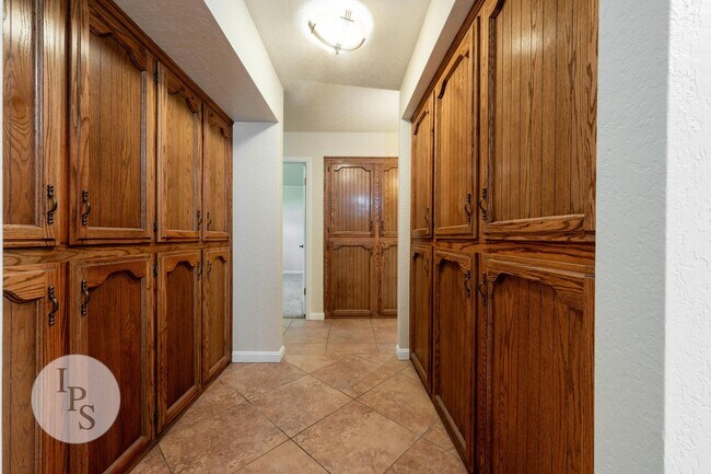 Building Photo - Woodward Park Home, 3BR/2BA, Pool, Spa, Gr...
