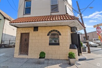 Building Photo - 533 Ferry St