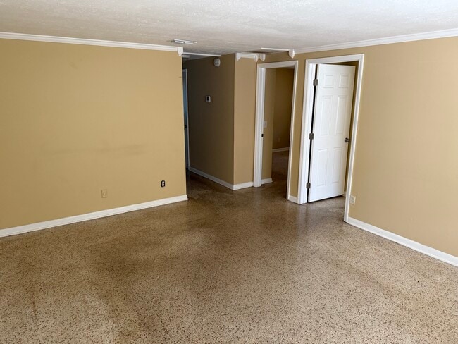 Building Photo - 6067 Longchamp Dr